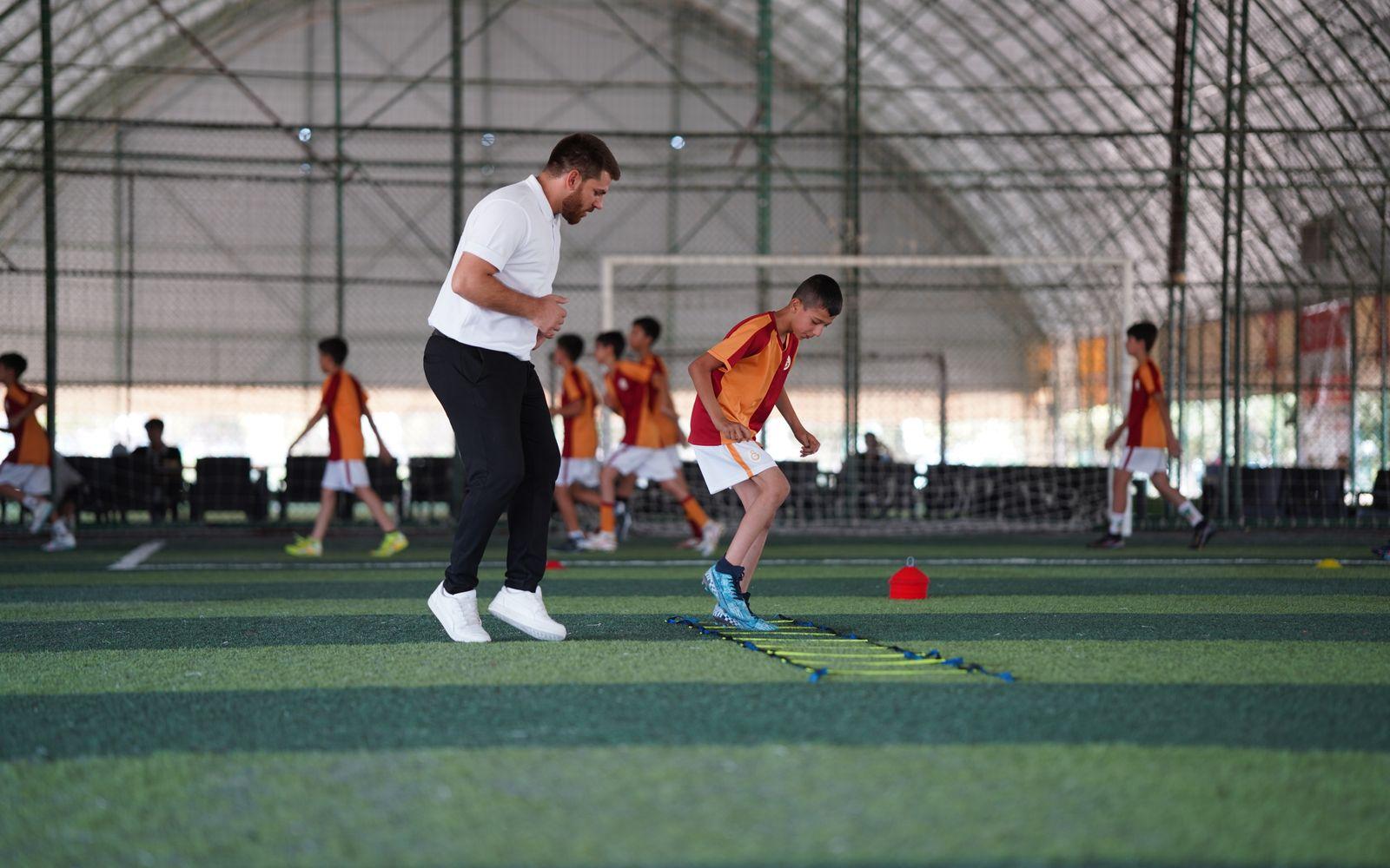 Oyuncusuna çeviklik merdiveni çalışması yaptıran bir antrenör